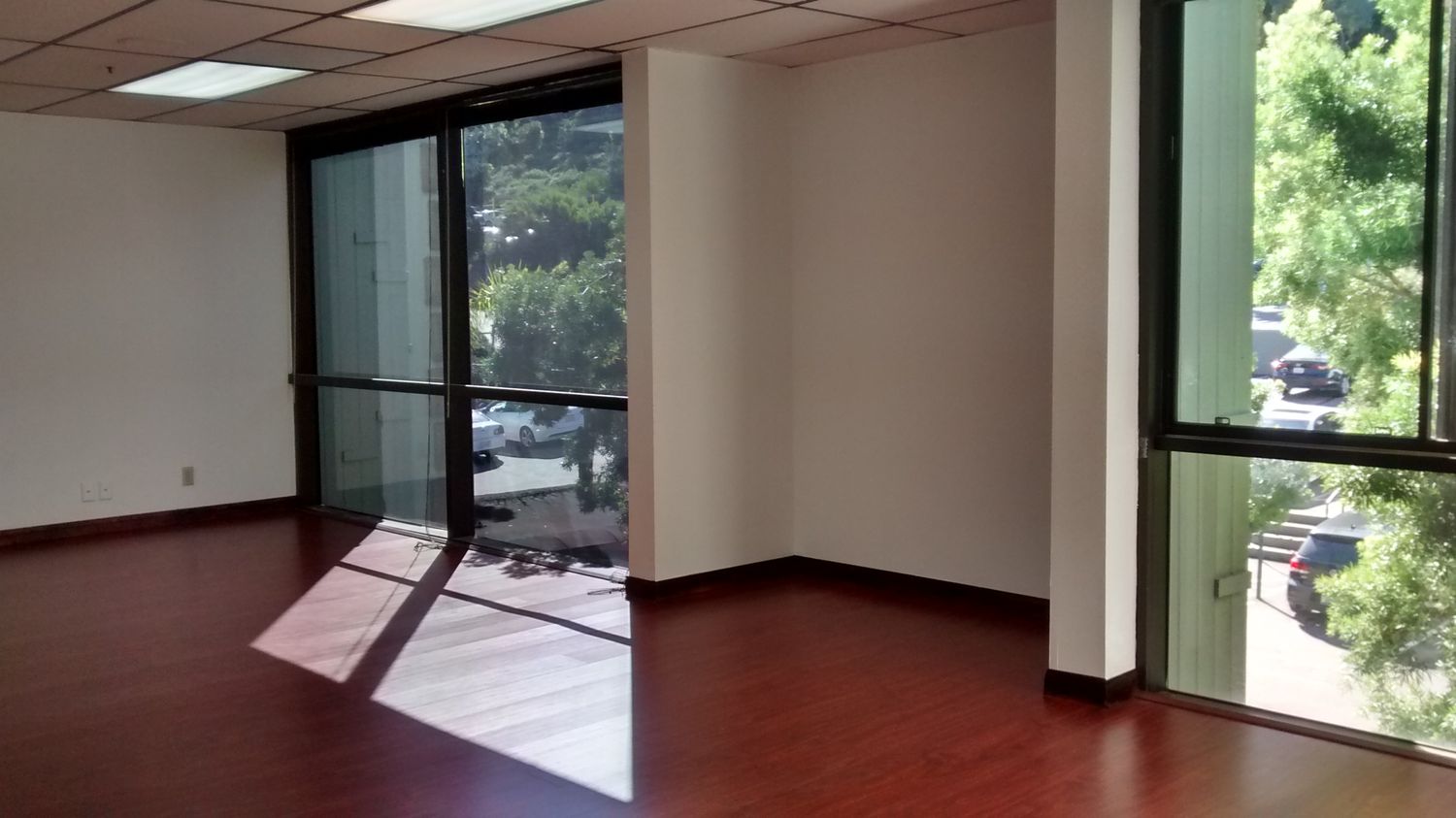 STYLISH OFFICE, TILE RECEPTION AND NEW WOOD FLOORING, BEST MOVE-IN SPECIAL